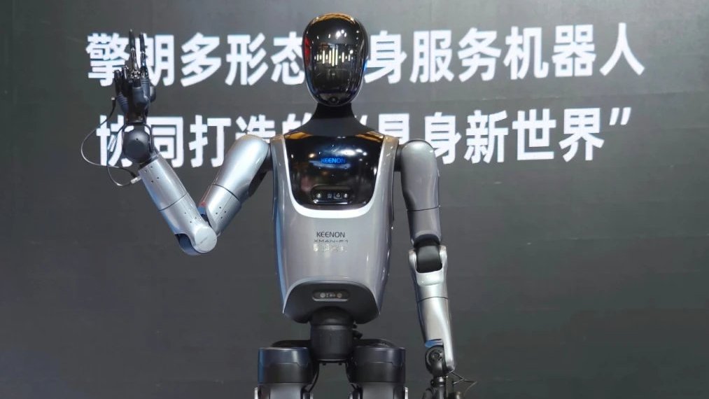 李强总理视察WAIC中央展区 擎朗人形机器人代表中国最顶尖具身智能成果亮相